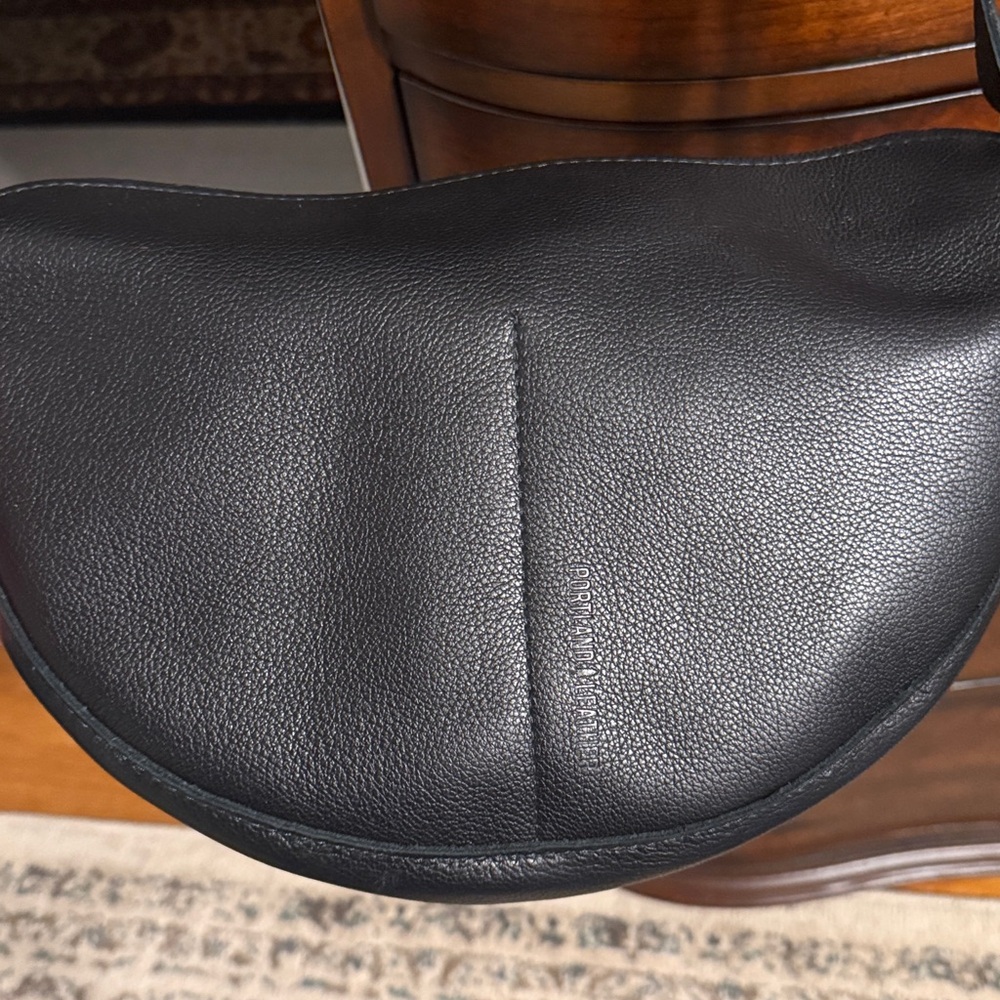 Portland Leather Elegant Black Leather Shoulder Bag - Picture 2 of 8